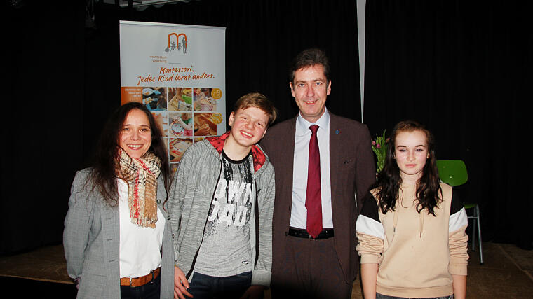 OB Christian Schuchardt (Zweiter von rechts) mit der Vorstandsvorsitzenden des Montessori Trägervereins Daniela Plock (links) und den Schülervertretern Joshua Raschke und Fiona Roscoe. Foto: Montessori-Schule Würzburg 