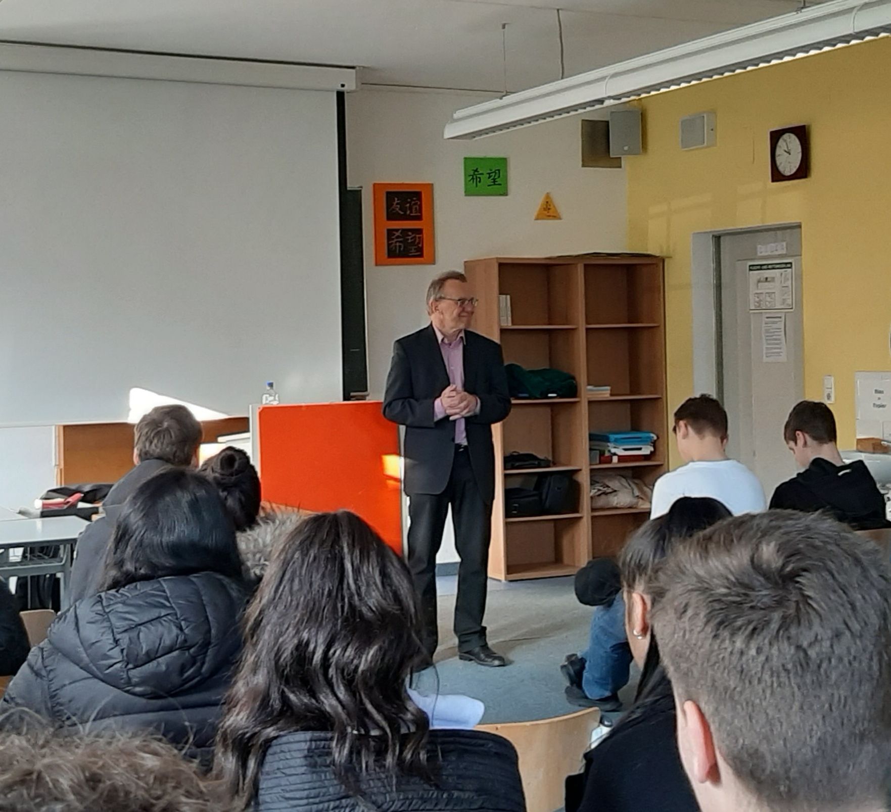 Herr Gehring erklärt den typischen Verlauf einer Woche im Bayerischen Landtag