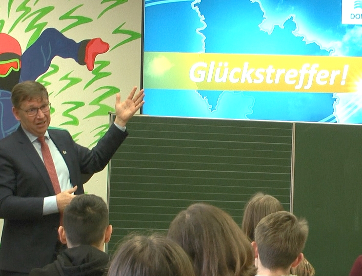 TÜR AUF ... Landrat Stefan Rößle zu Besuch in der Realschule Maria Stern in Nördlingen