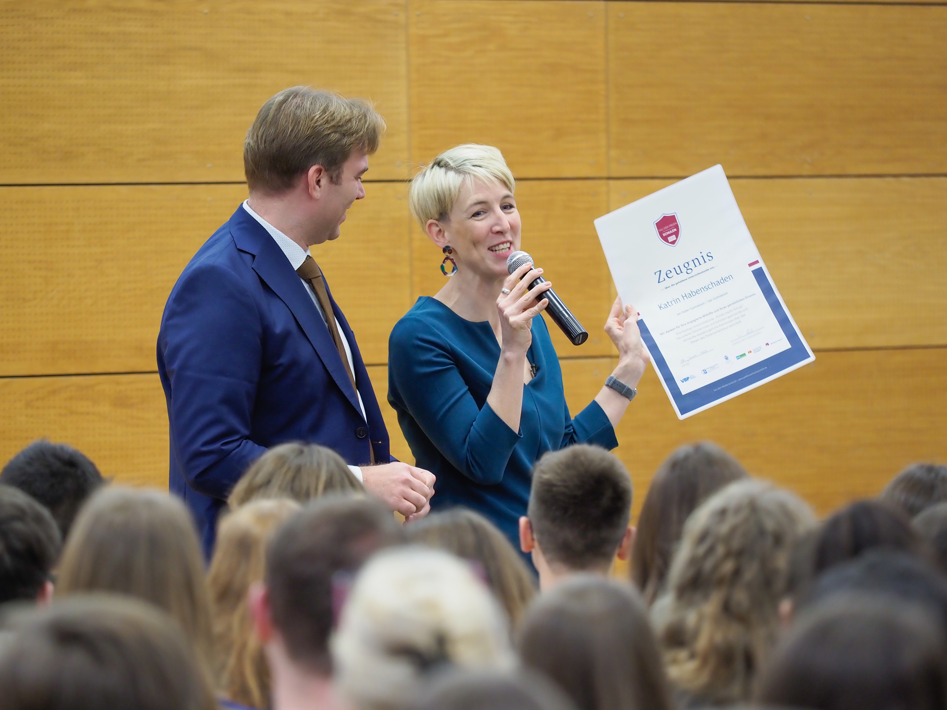 Katrin Habenschaden besucht die Schüler des Isar-Gymnasiums und Huber-Gymnasiums