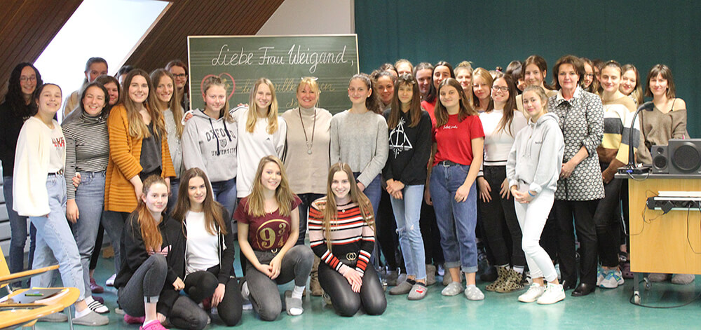 MdL Dr. Sabine Weigand & die Schülerinnen der 10. Klassen der Mädchenrealschule Abenberg