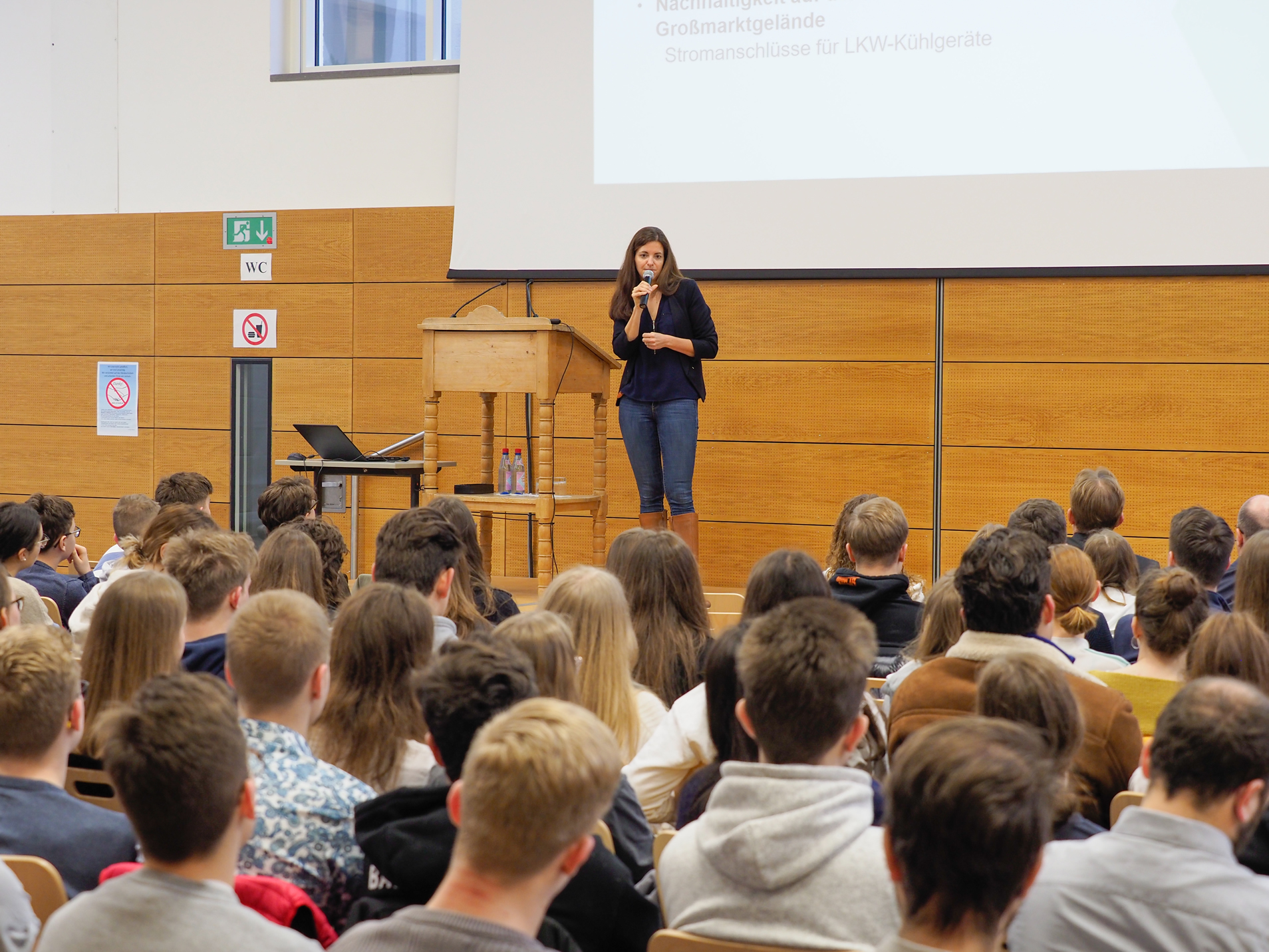 Kristina Frank besucht die Schüler des Isar-Gymnasiums und Huber-Gymnasiums