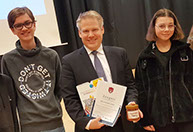  Von der Schule erhielt Herr Lösel ein Zeugnis für die Stunde