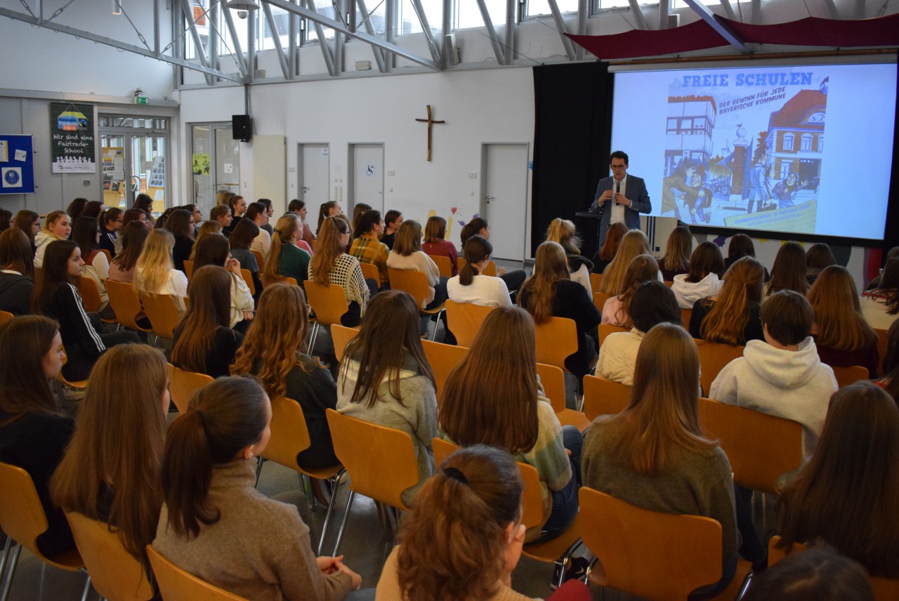 OB Dr. Christian Moser zu Besuch bei der Maria-Ward-Realschule zum 