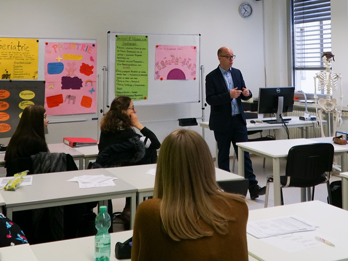 Unterrichtsgespräch der Ergotherapie Klasse 19A mit Herrn Brehm in der Döpfer Schule Nürnberg