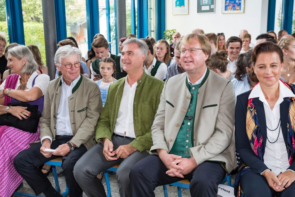 Landrat Wolfgang Rzehak (2.v.r.) und Holzkirchens Bürgermeister Olaf von Löwis (3.v.r.) bei der Zeugnisvergabe 2019 in der Wirtschaftsschule Pasold Weißauer. Foto: Chris Rebok