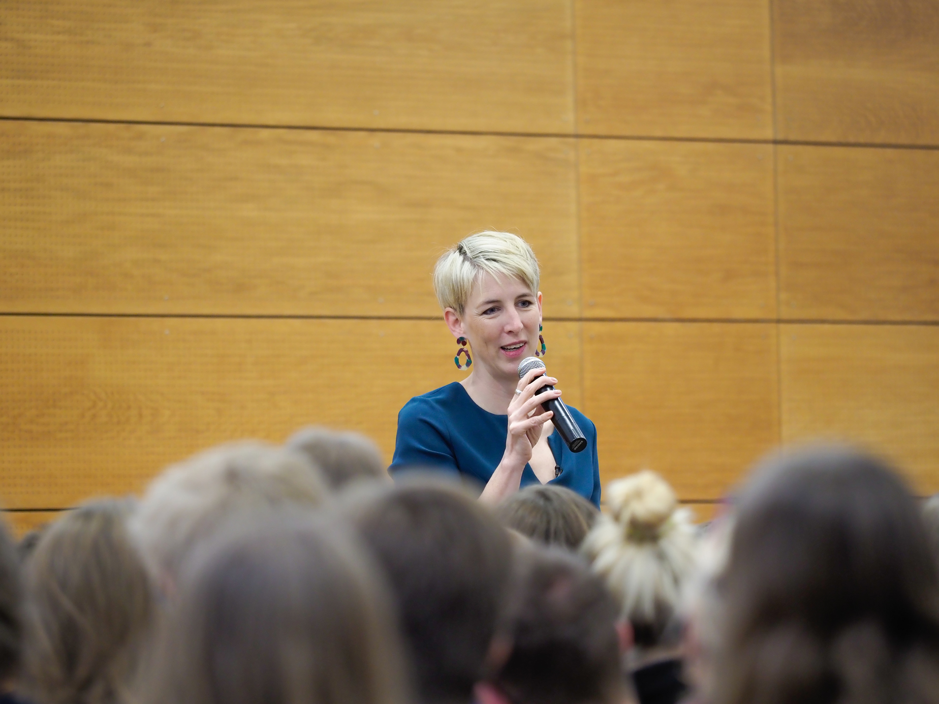Katrin Habenschaden besucht die Schüler des Isar-Gymnasiums und Huber-Gymnasiums