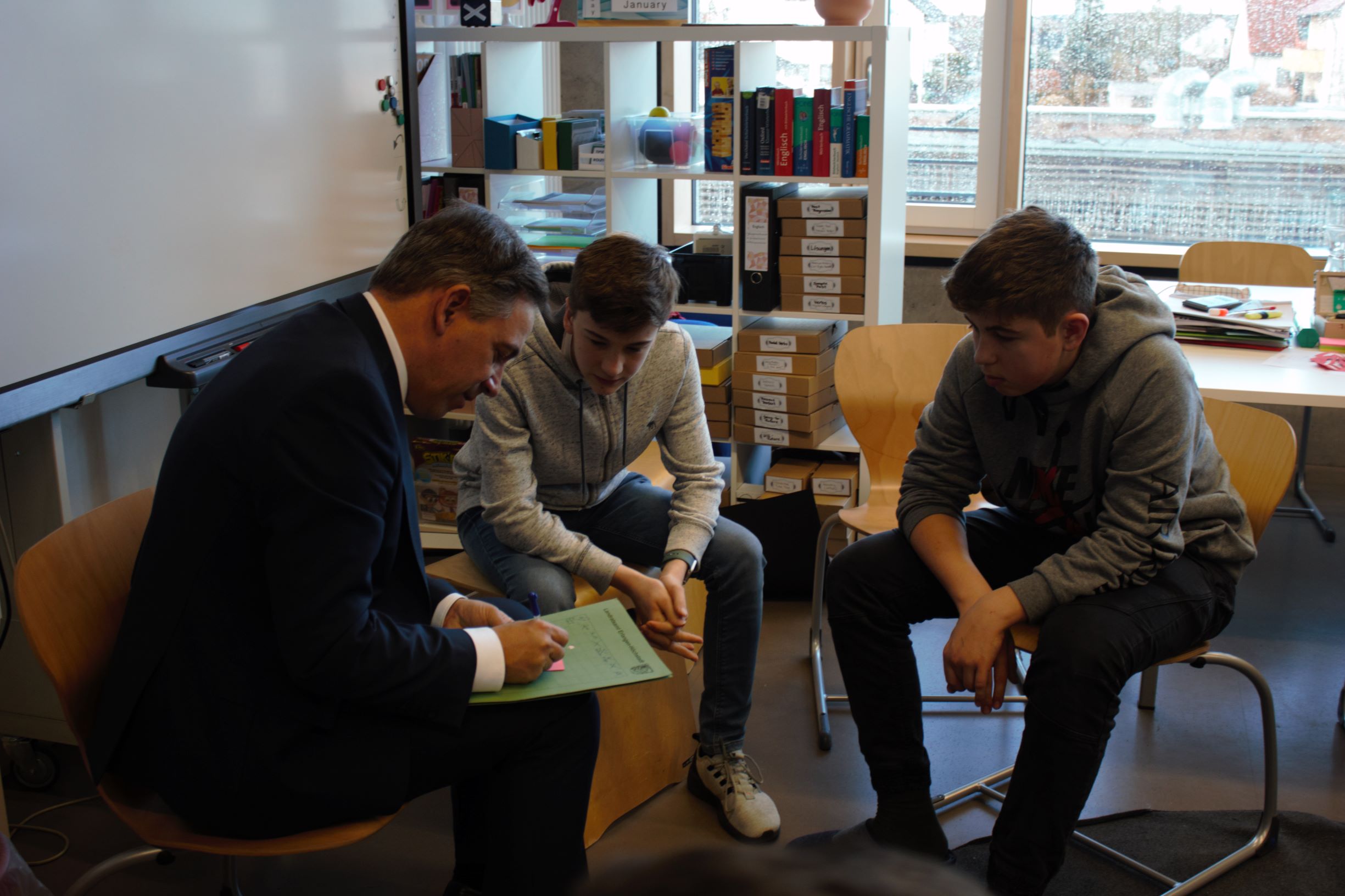 Landrat Alexander Tritthart mit Schülern der Montessori-Schule Herzogenaurach