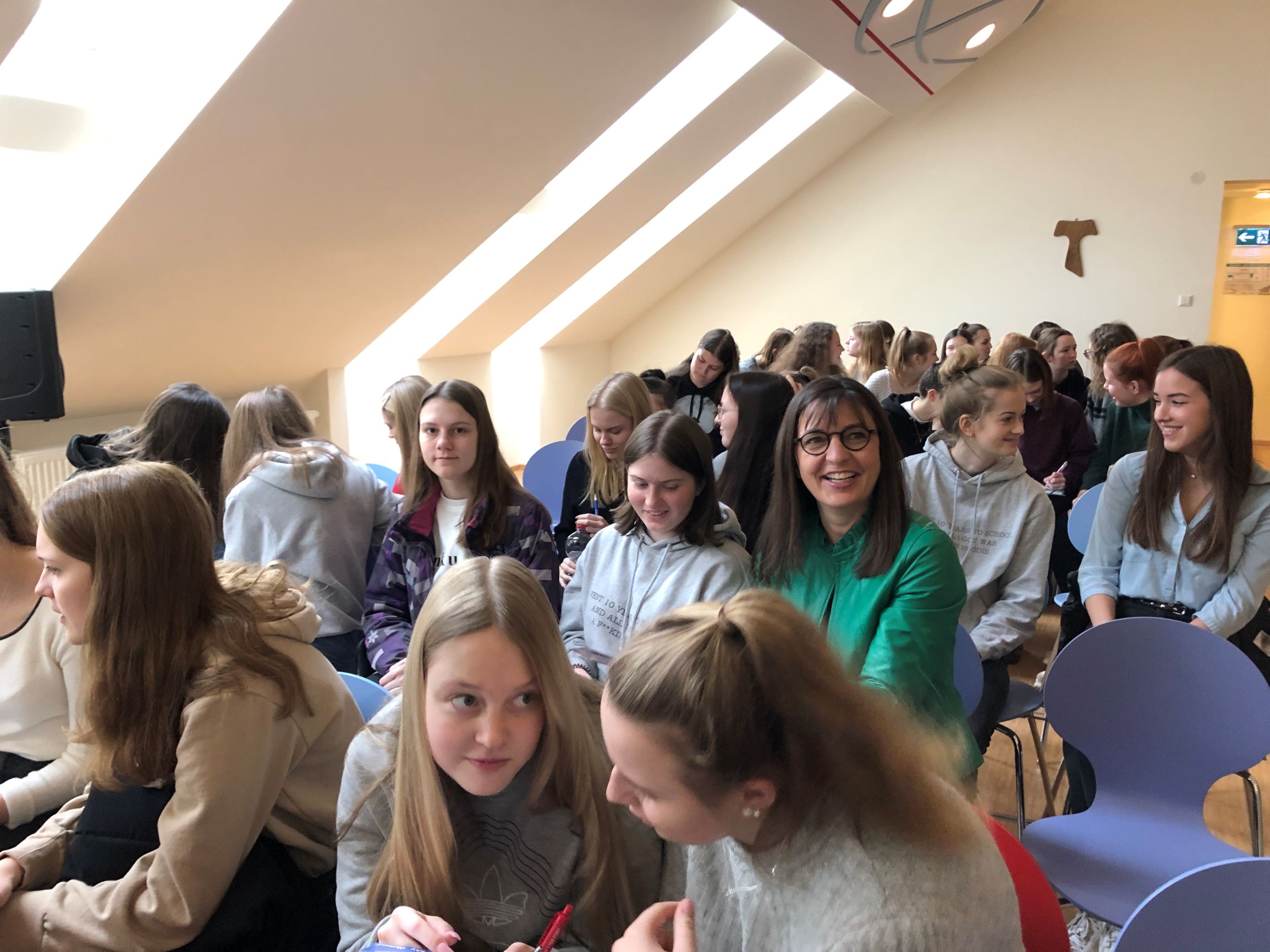 MdL Barbara Becker mit Schülerinnen der Mädchenrealschule Volkach