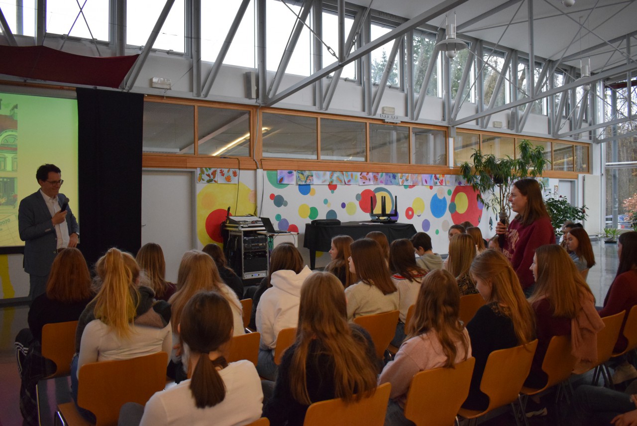 OB Dr. Christian Moser zu Besuch bei der Maria-Ward-Realschule zum 