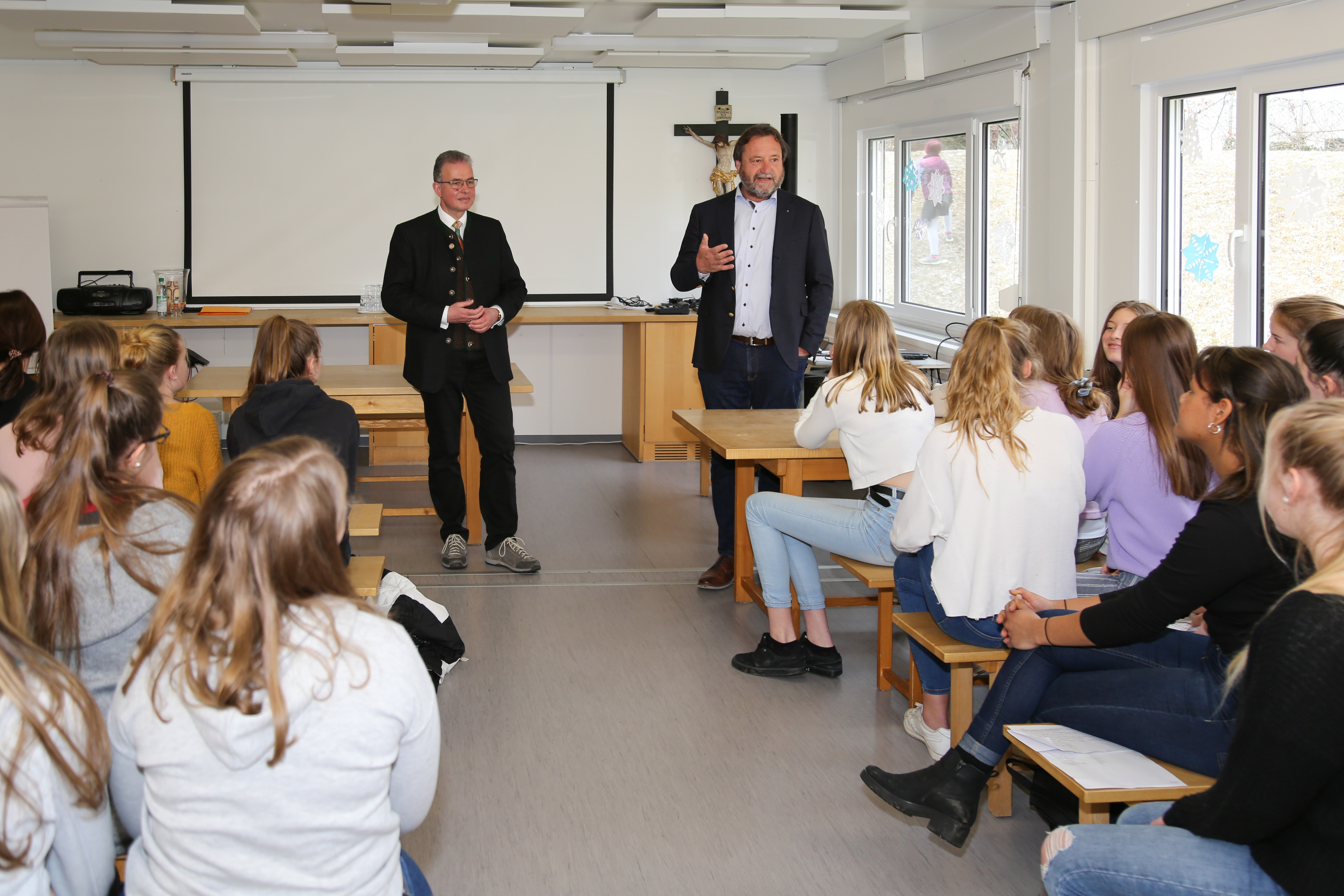 Fraktionsvorsitzender Streibl, MdL an der Erzbischöfliche St.-Irmengard-Realschule Garmisch-Partenkirchen, Foto: Büro MdL Streibl 