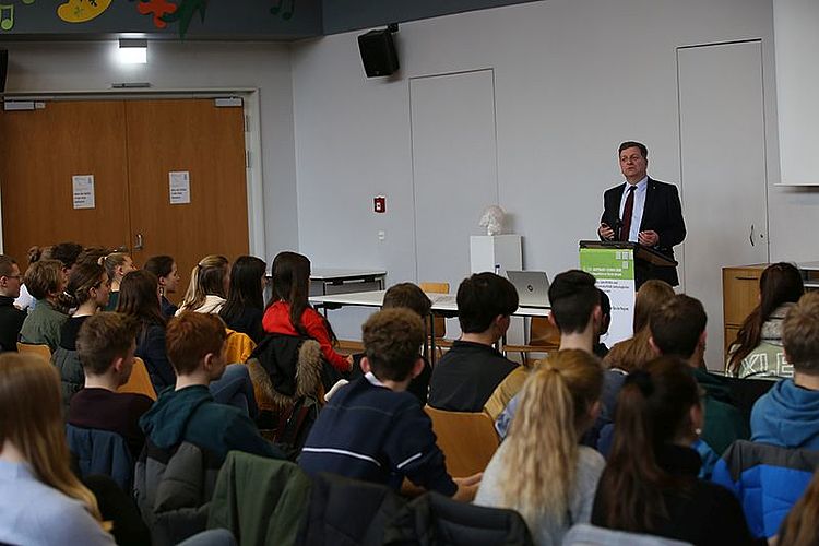 Landrat Christian Bernreiter schenkt Niederalteicher Schülern eine Stunde