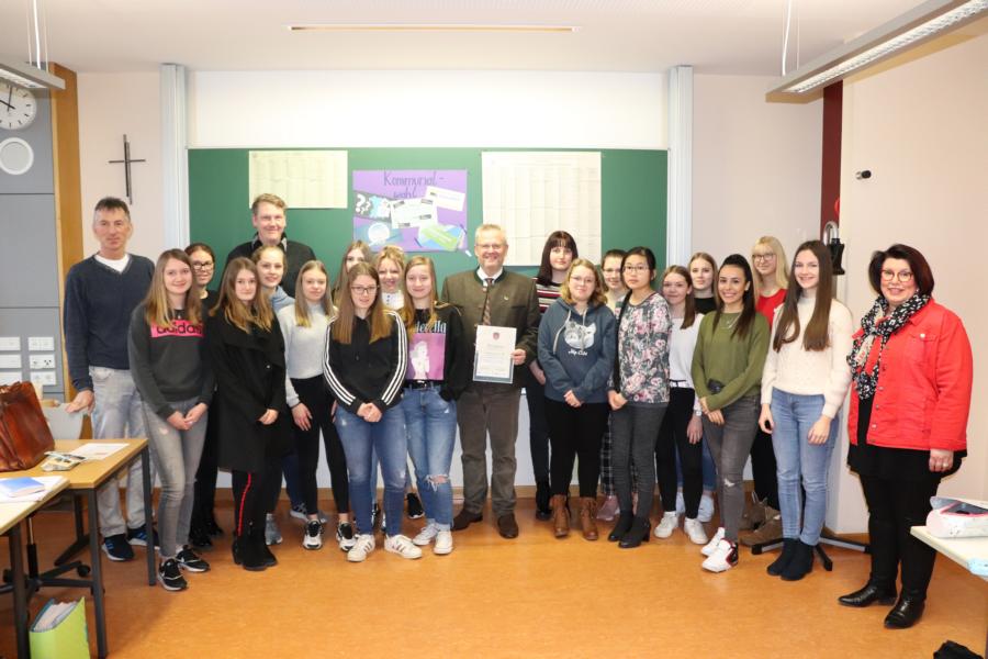 Schulleiterin Ulrike Partl-Mahlendorf, Konrektor Jürgen Moritz und Studienrat Bernhard Kraus zusammen mit Oberbürgermeister Andreas Feller und der Klasse 10c